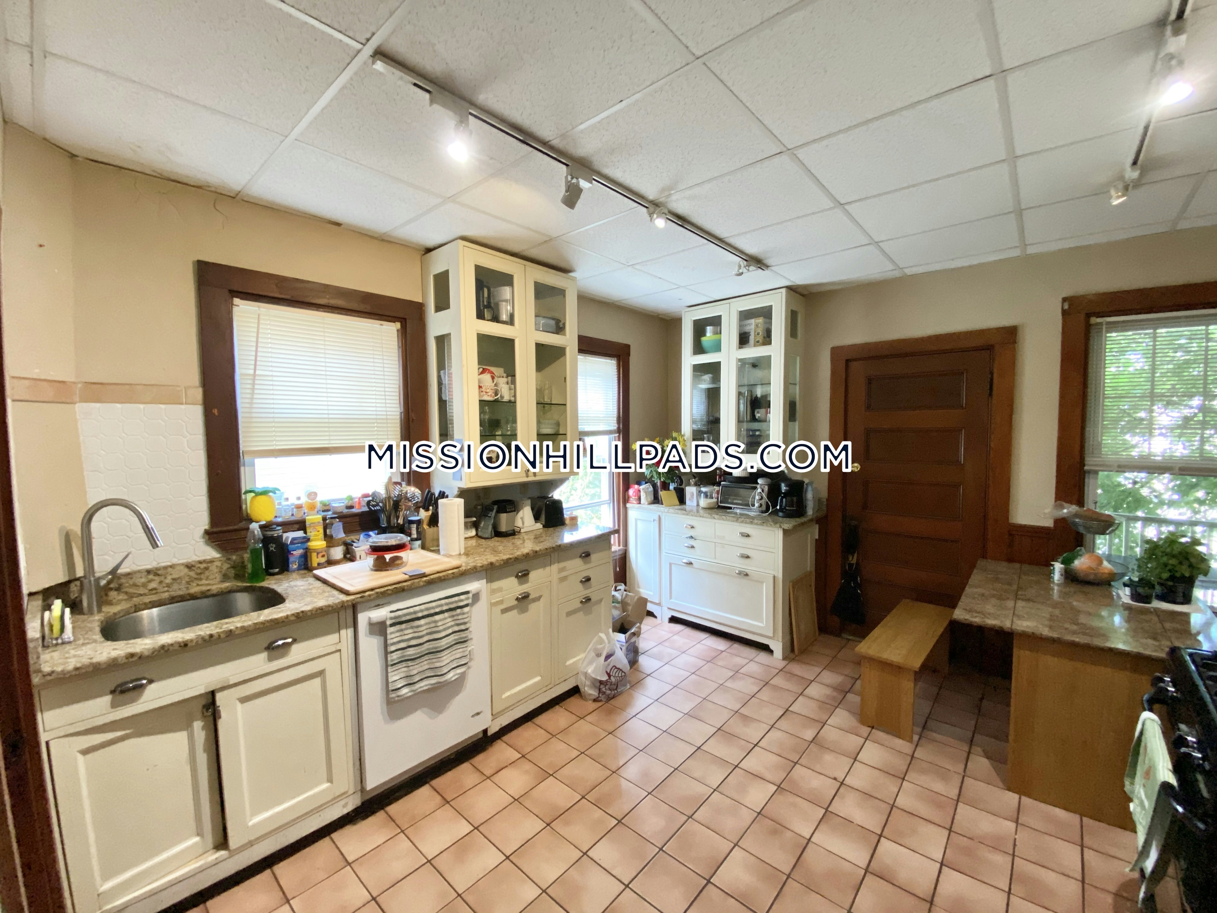 4 bed, 1 bath apartment for rent at 67 Hillside St Unit 2, Mission Hill — photo 3 of 28