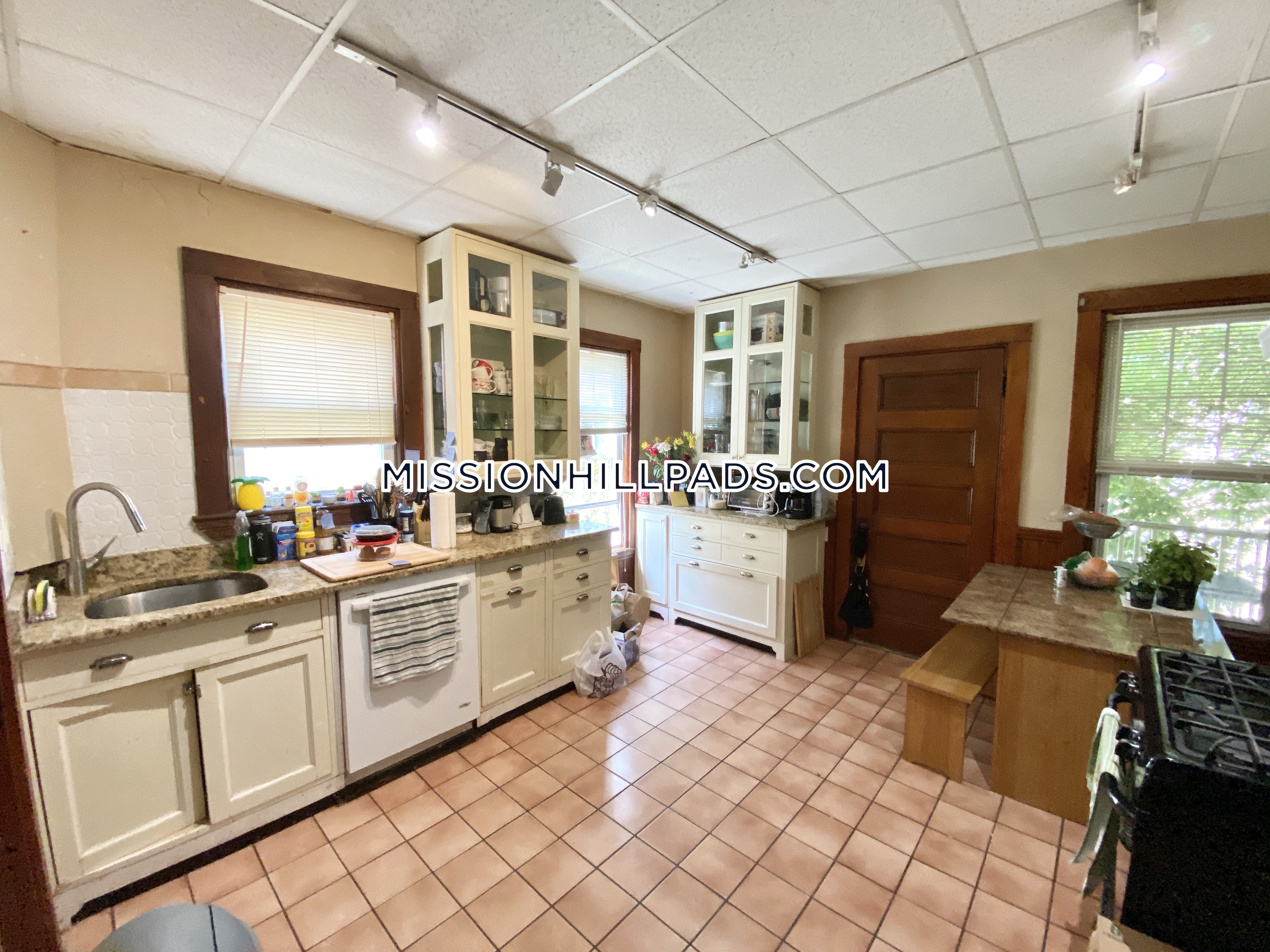 4 bed, 1 bath apartment for rent at 67 Hillside St Unit 2, Mission Hill — photo 8 of 28