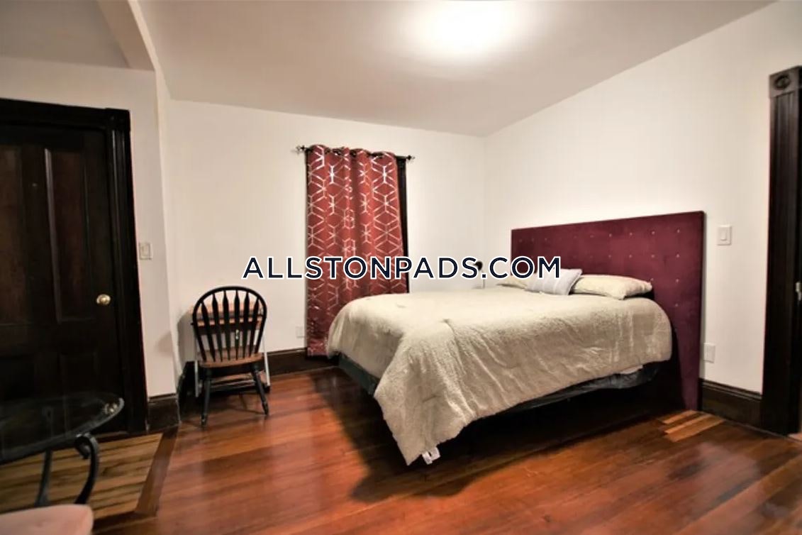 8+ bed, 4+ bath apartment for rent at 18 Holton St Unit U1, Allston — photo 12 of 16