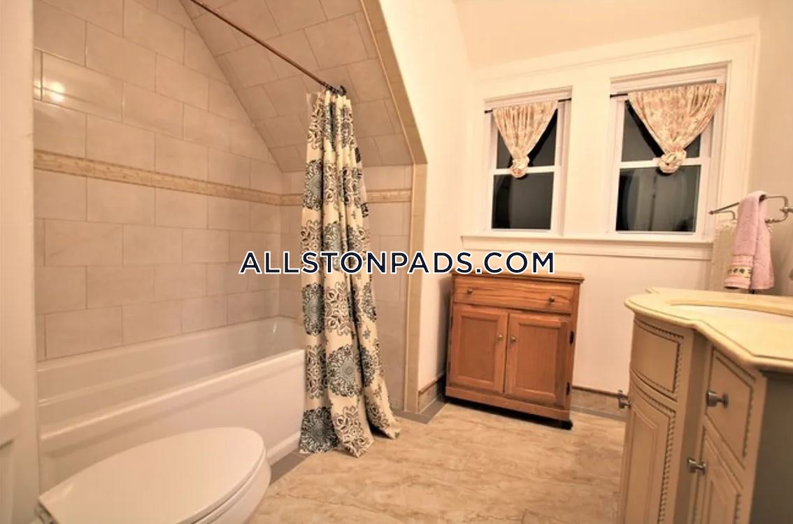 8+ bed, 4+ bath apartment for rent at 18 Holton St Unit U1, Allston — photo 14 of 16