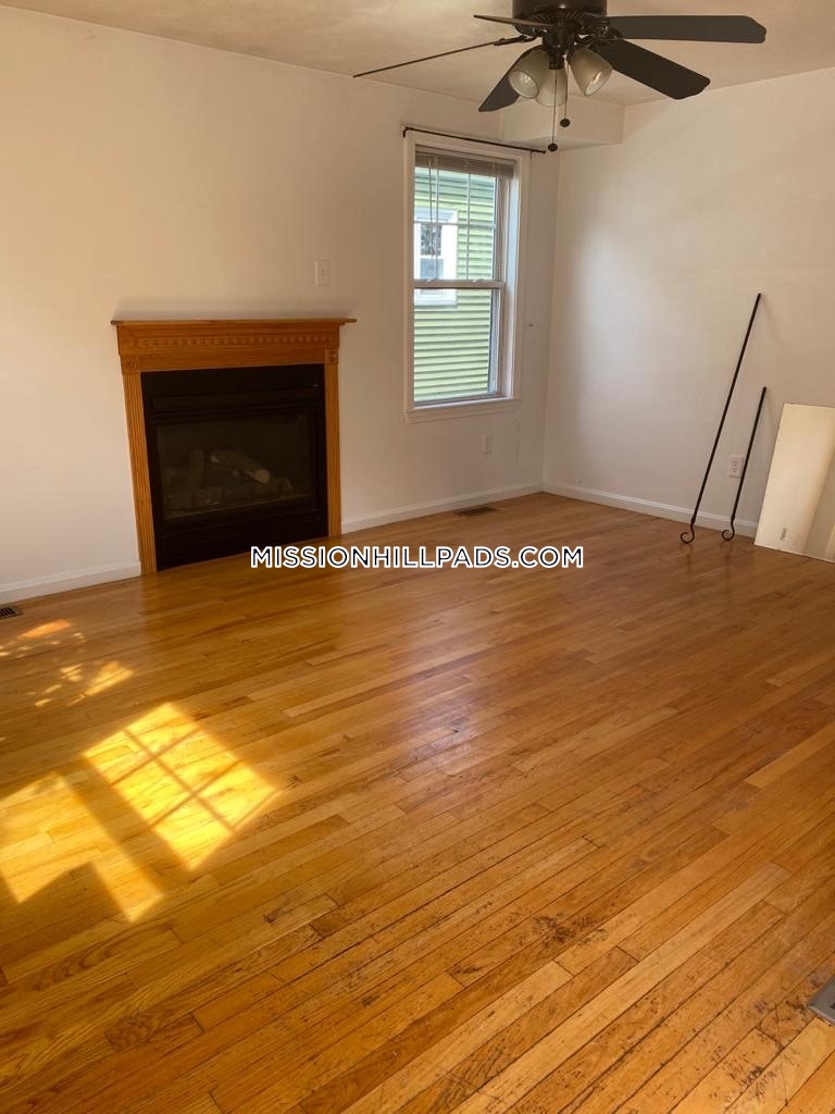 3 bed, 2.5 bath apartment for rent at 174 Calumet St Unit 1, Mission Hill — photo 4 of 32