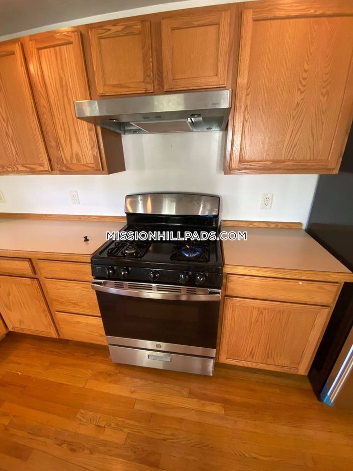 3 bed, 2.5 bath apartment for rent at 174 Calumet St Unit 1, Mission Hill — photo 3 of 32