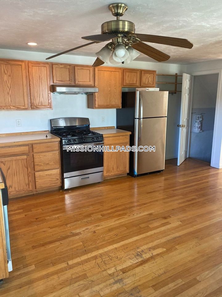 3 bed, 2.5 bath apartment for rent at 174 Calumet St Unit 1, Mission Hill — photo 10 of 32