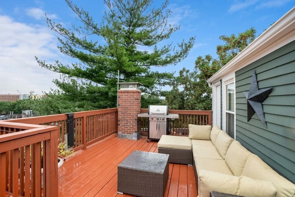 30 Oak St, Charlestown