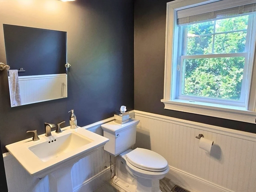 34 Fieldstone Dr, Burlington