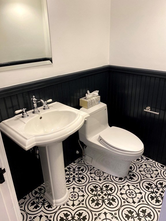 6 Surrey Rd, Newtonville