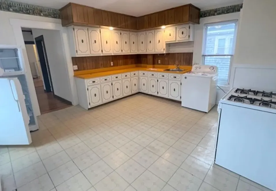 550 Broadway, Magoun Square