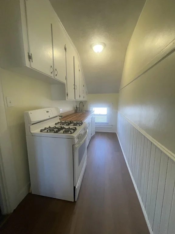 709 Maple St, Fall River