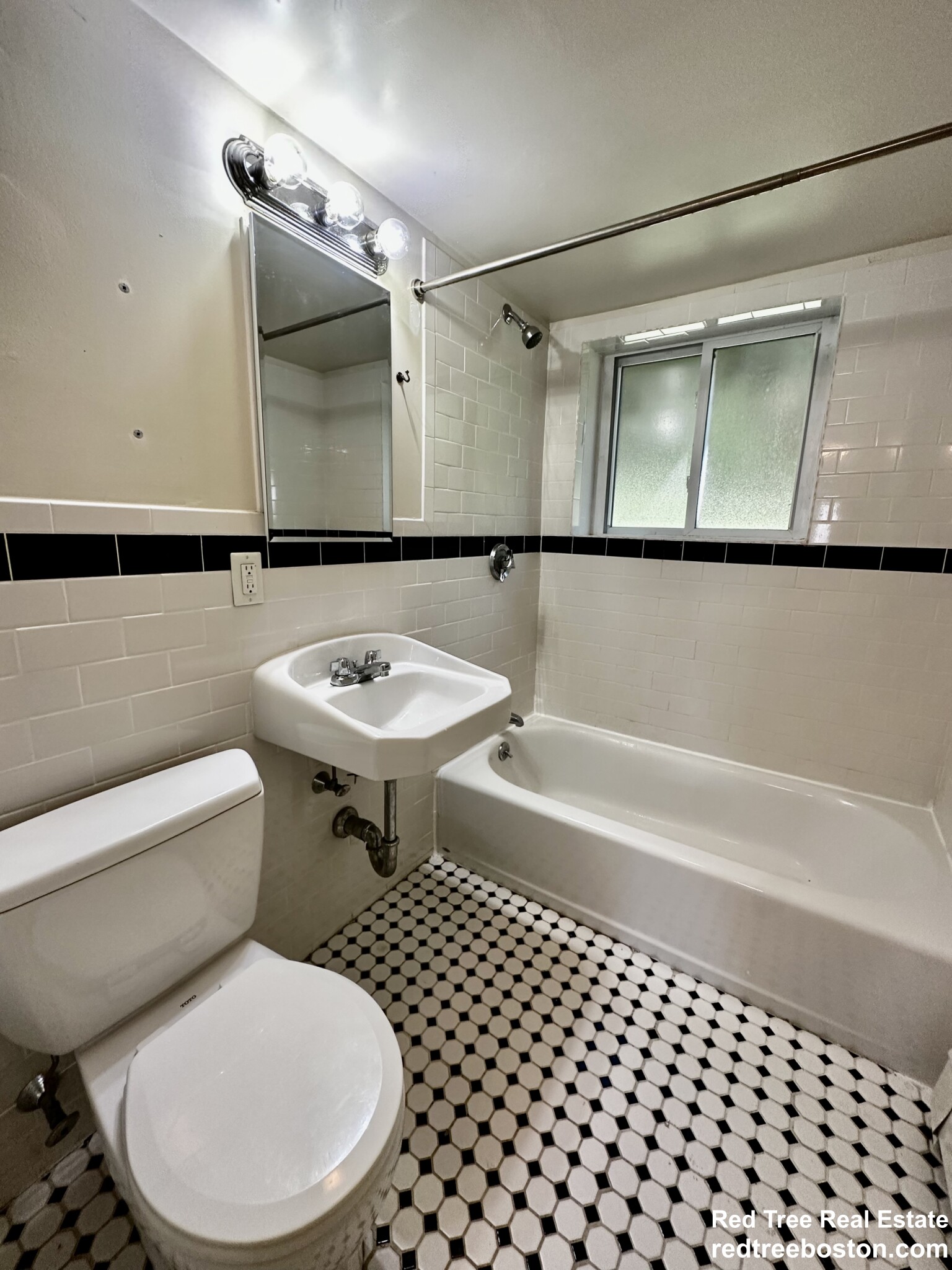 33 Westgate Rd, Chestnut Hill