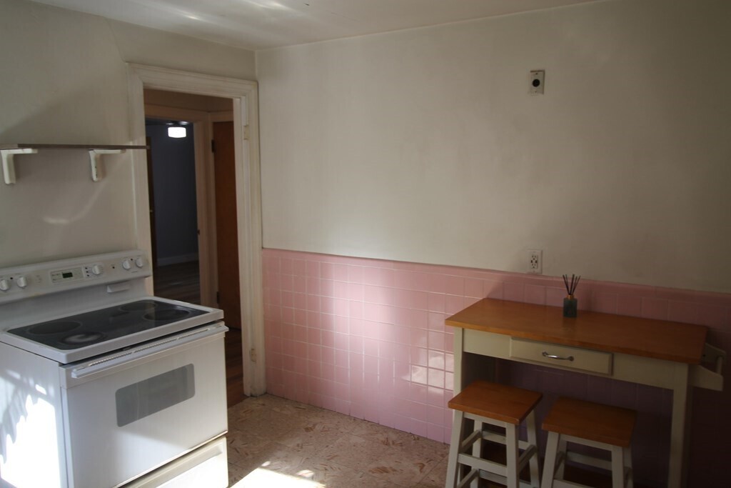 4 bed, 1 bath apartment for rent at 16 Caltha Rd Unit 9, Brighton — photo 3 of 5