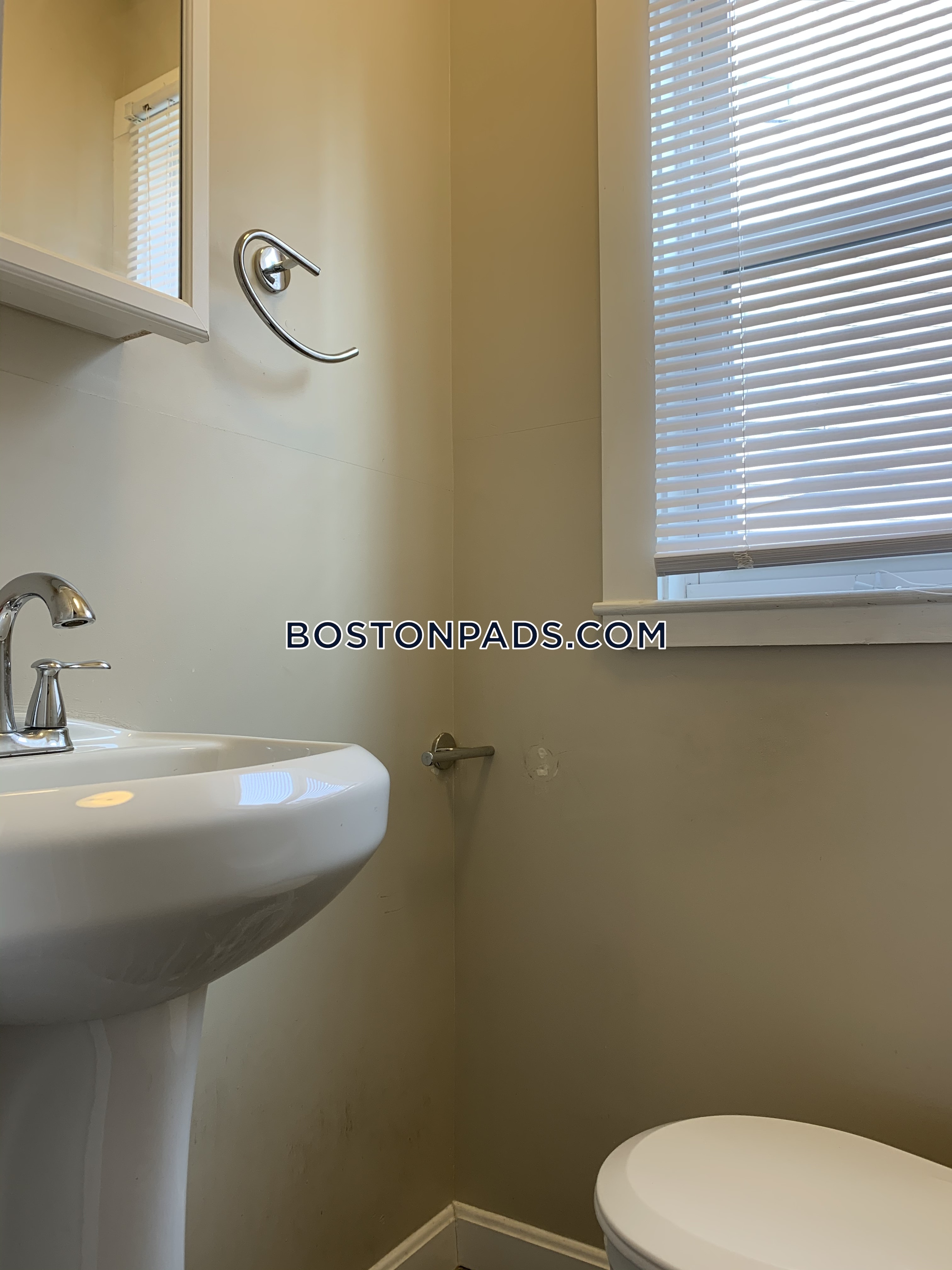 3 bed, 1 bath apartment for rent at 515 Medford St, Winter Hill — photo 30 of 38
