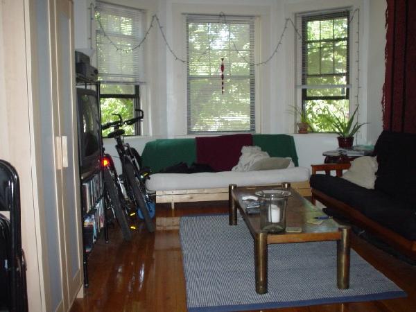 3 bed, 1 bath apartment for rent at 1130 Commonwealth Ave Unit 7, Allston — photo 2 of 3