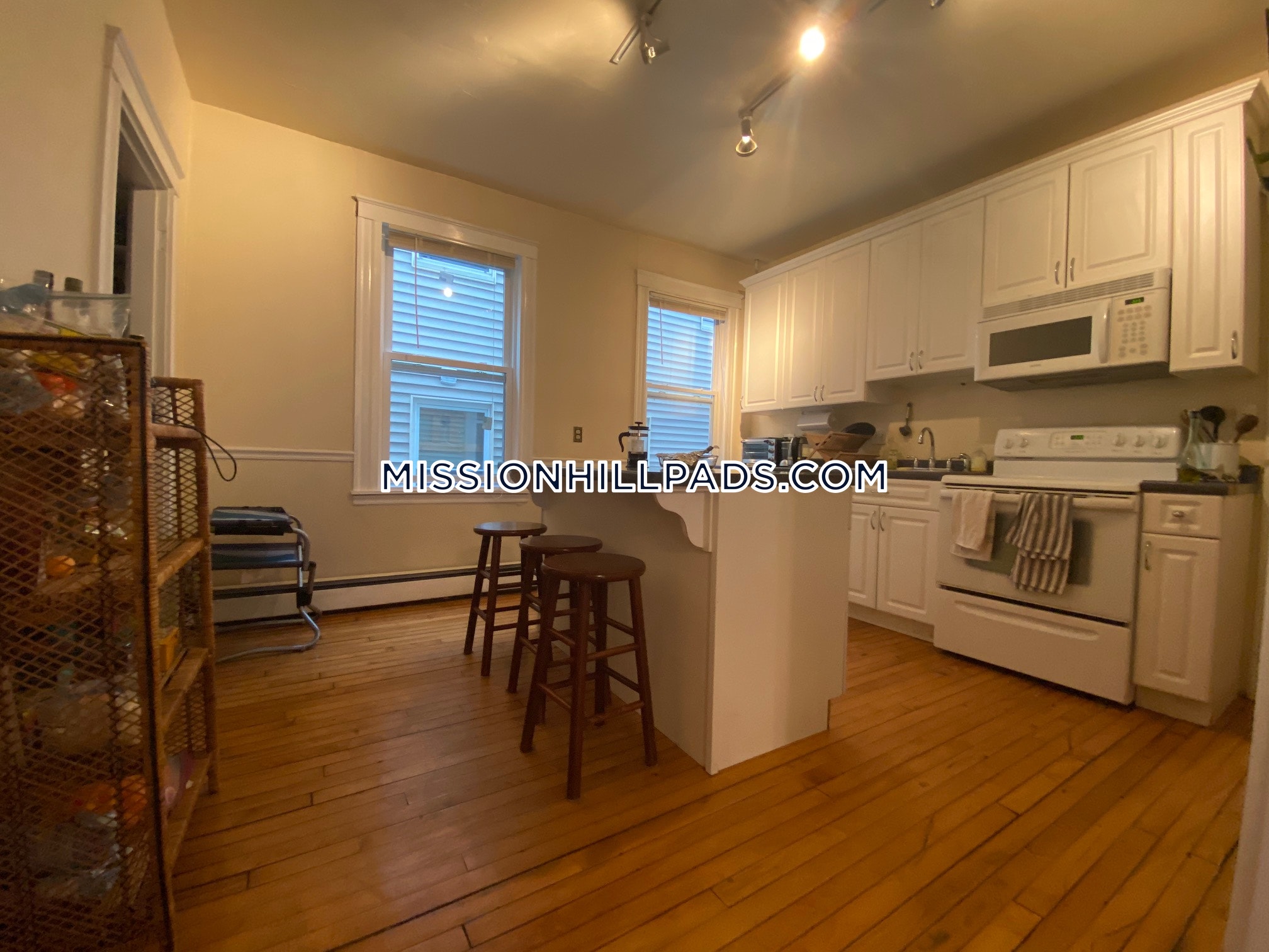 3 bed, 1 bath apartment for rent at 19 Sachem St Unit 3, Mission Hill — photo 3 of 16