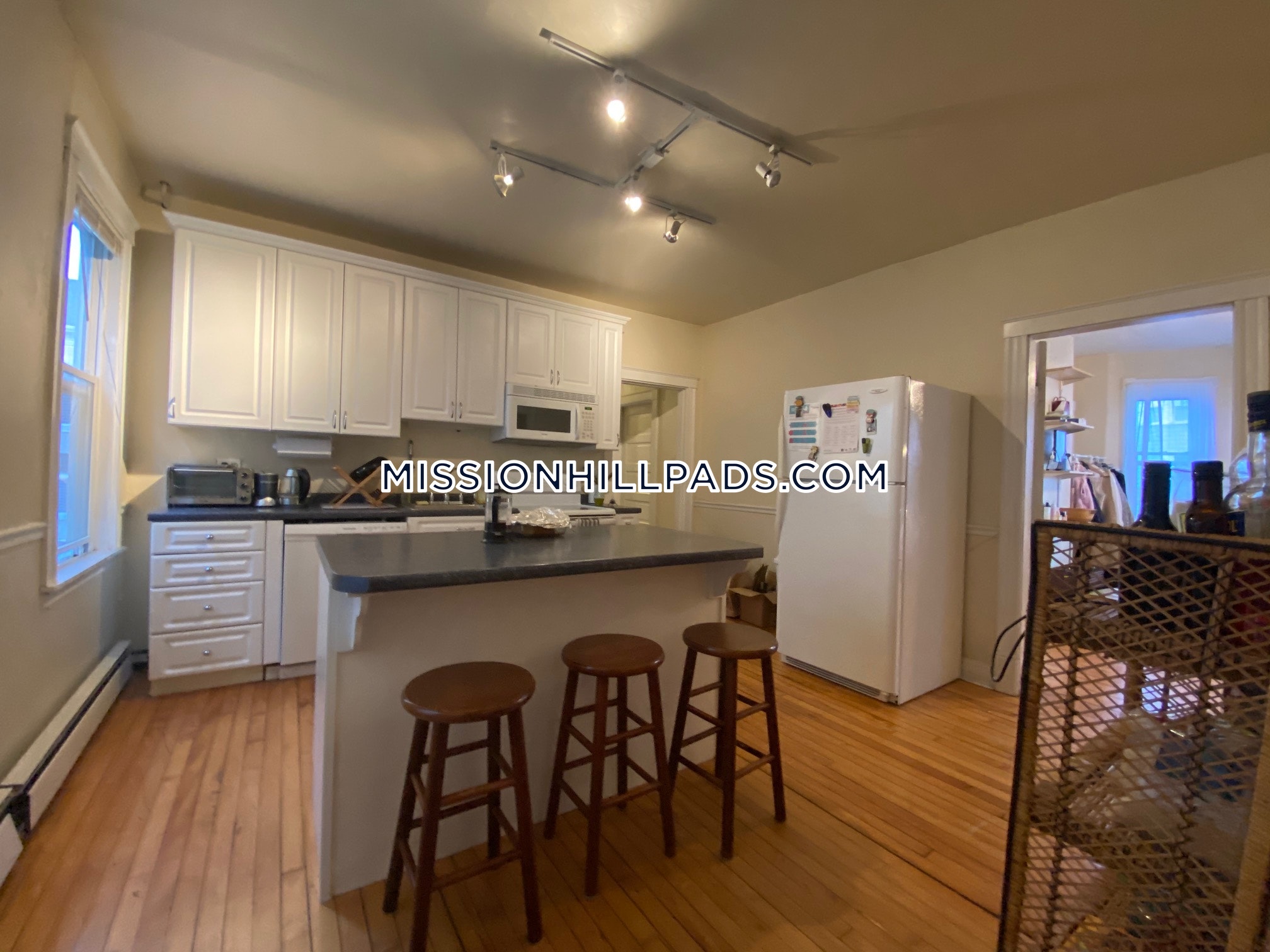 3 bed, 1 bath apartment for rent at 19 Sachem St Unit 3, Mission Hill — photo 4 of 16