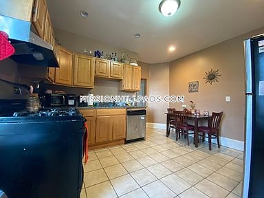 3 bed, 1 bath apartment for rent at 22 Fisher Ave Unit 1, Mission Hill — photo 8 of 24
