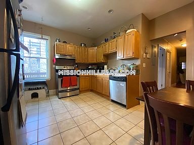 3 bed, 1 bath apartment for rent at 22 Fisher Ave Unit 1, Mission Hill — photo 11 of 24