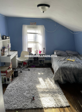 4 bed, 1 bath apartment for rent at 42 Hillside St Unit 2, Mission Hill — photo 4 of 16