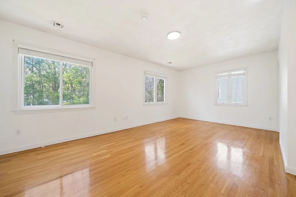 28 Mansfield Rd, Wellesley