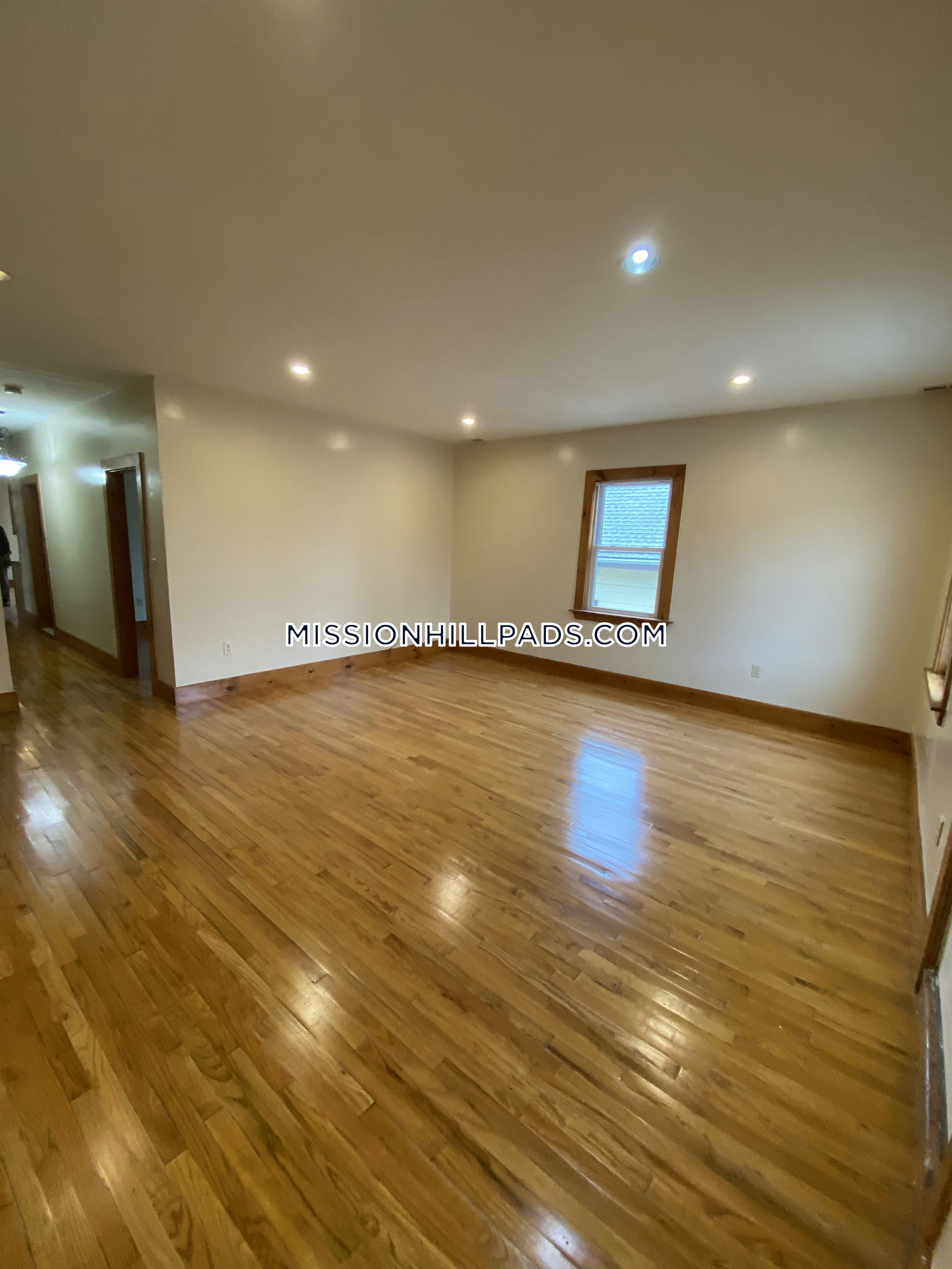 3 bed, 2 bath apartment for rent at 10 Westminster Ave Unit 3, Roxbury — photo 1 of 33