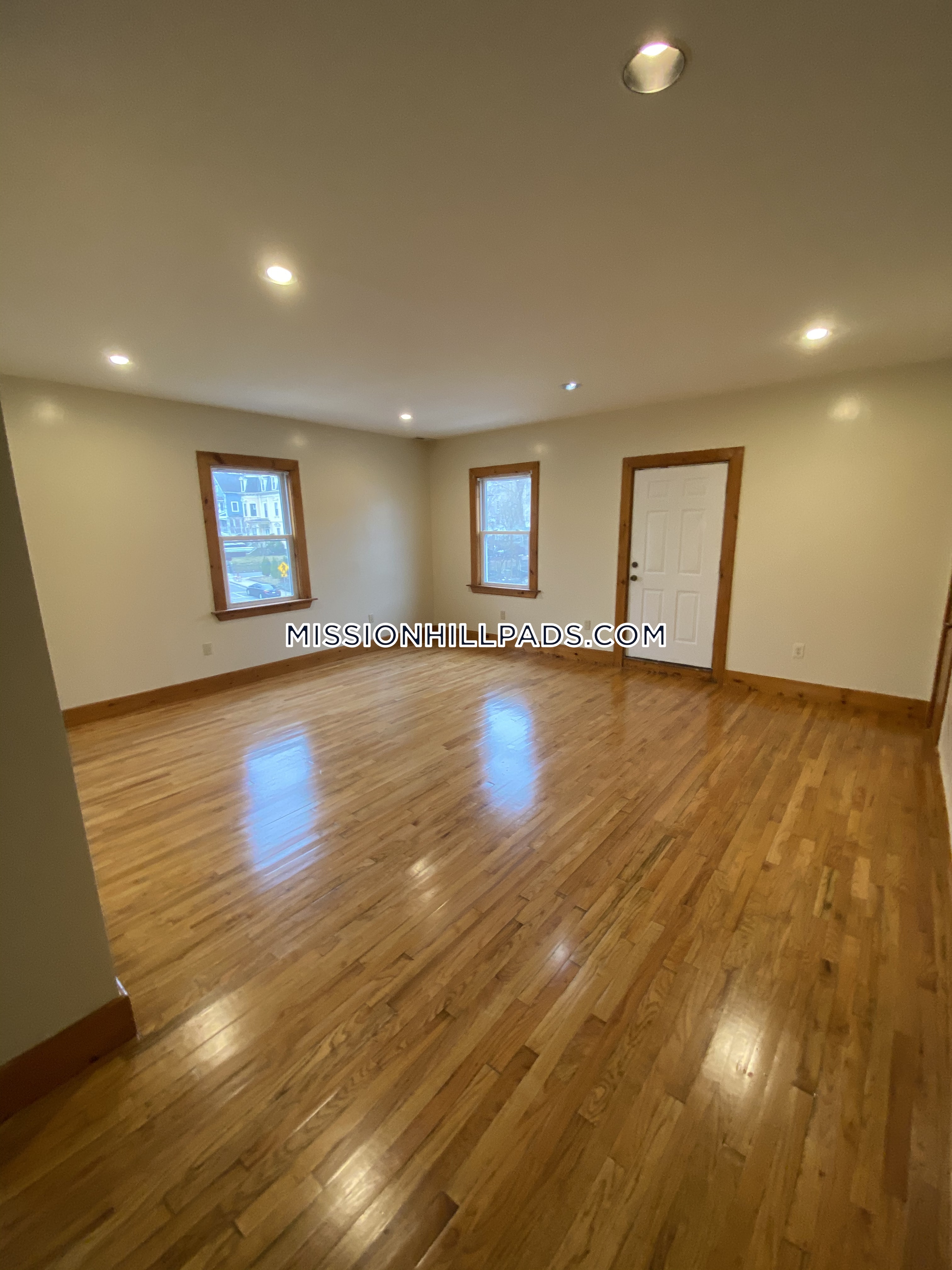 3 bed, 2 bath apartment for rent at 10 Westminster Ave Unit 3, Roxbury — photo 2 of 33