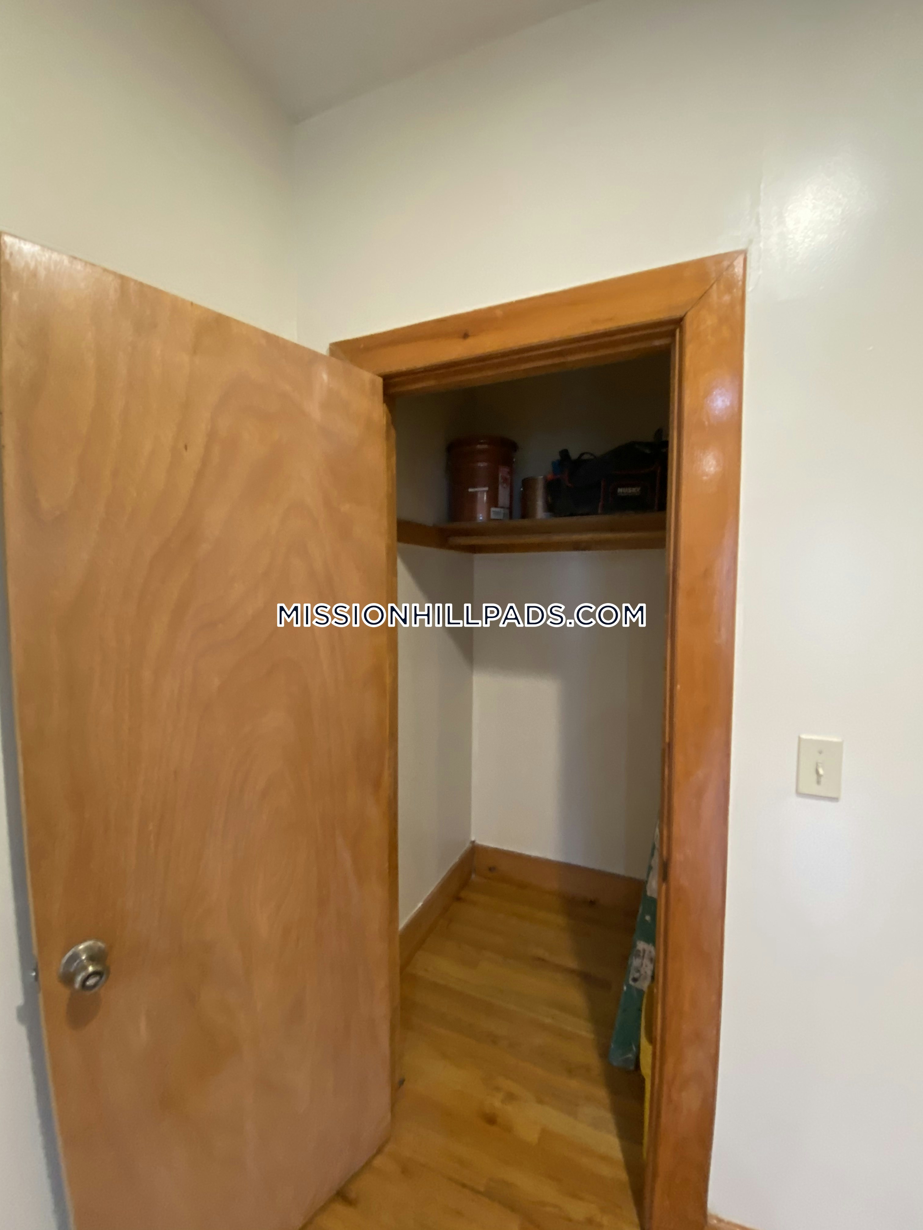 3 bed, 2 bath apartment for rent at 10 Westminster Ave Unit 3, Roxbury — photo 3 of 33