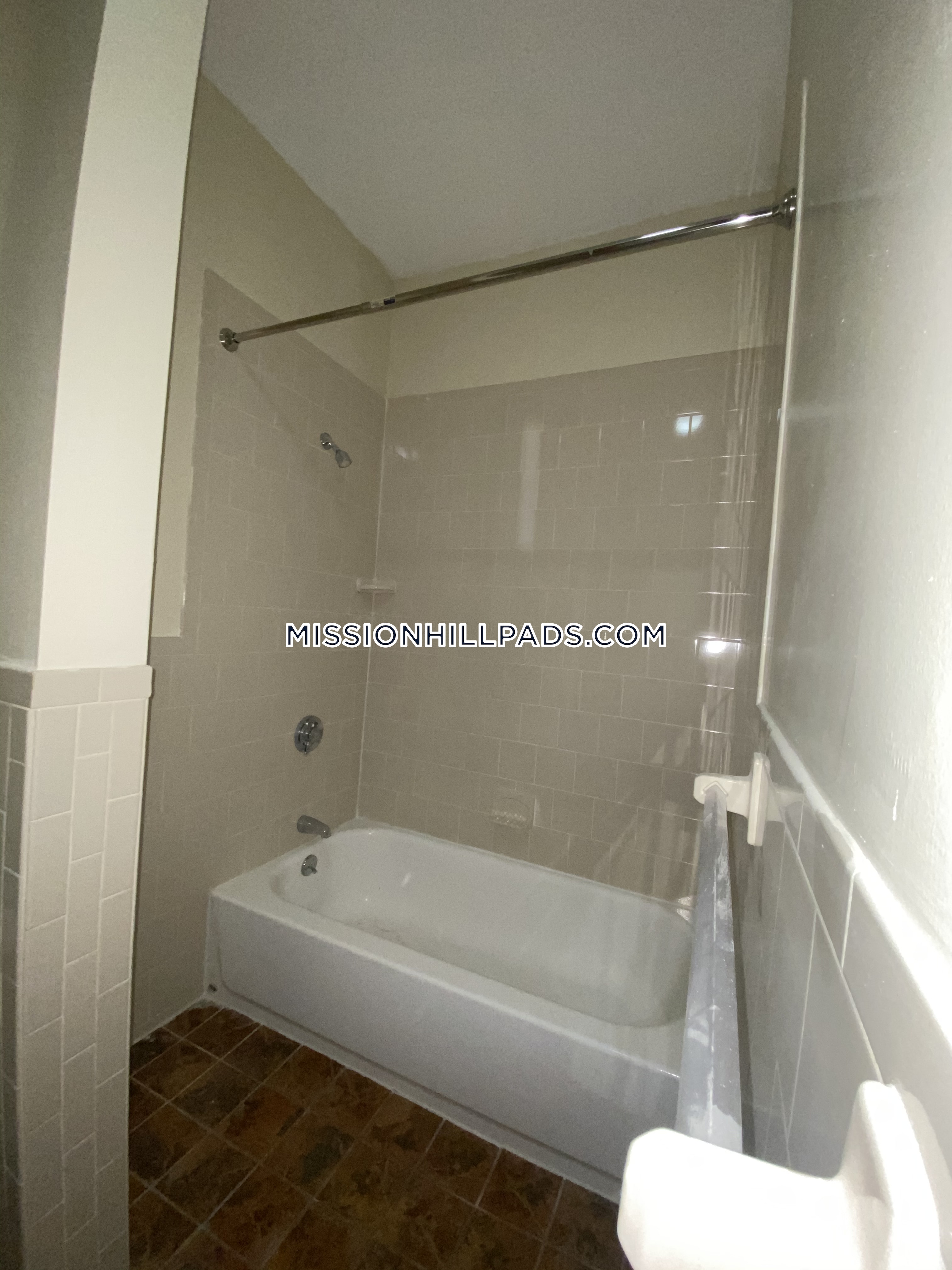 3 bed, 2 bath apartment for rent at 10 Westminster Ave Unit 3, Roxbury — photo 8 of 33