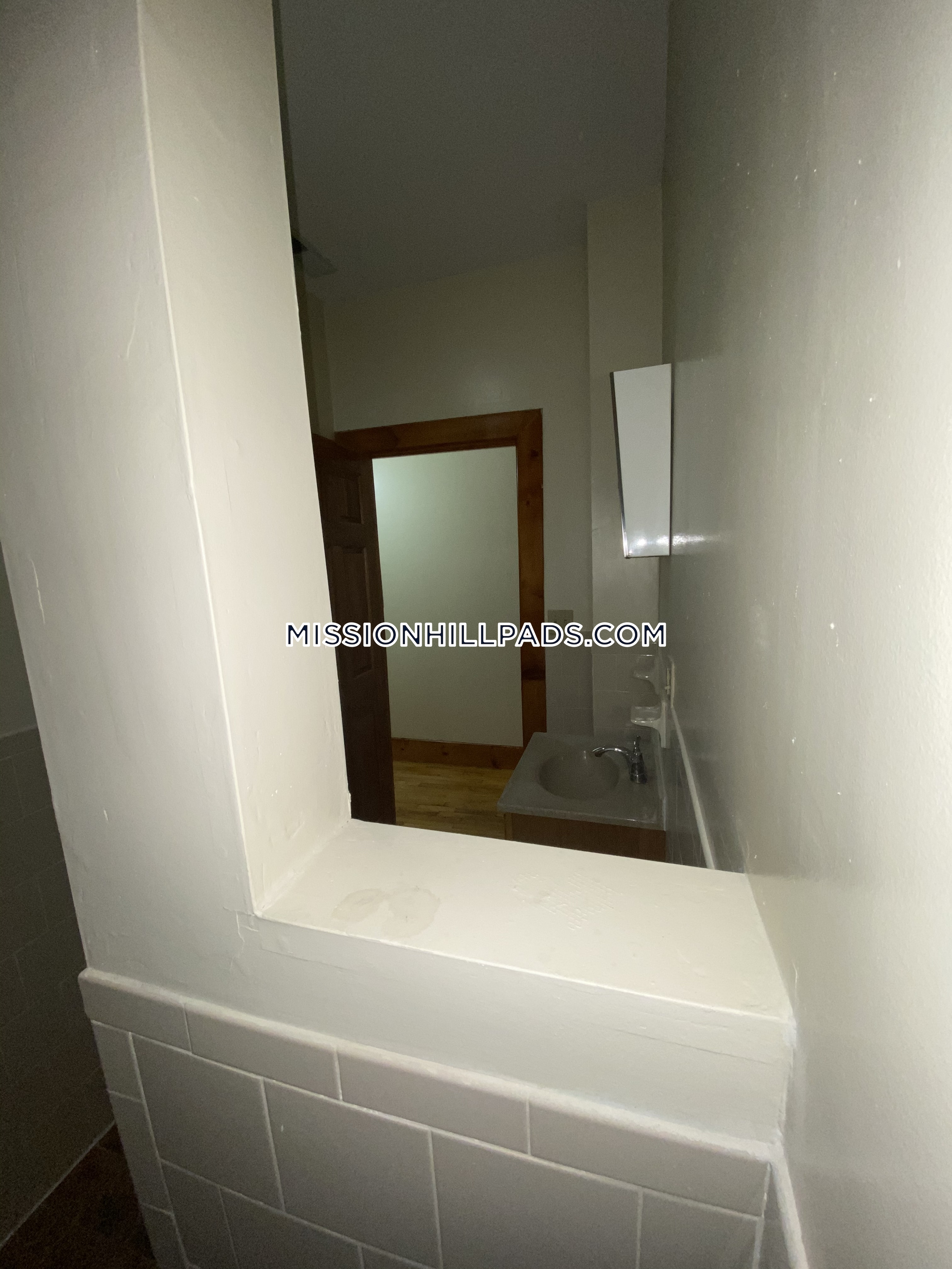 3 bed, 2 bath apartment for rent at 10 Westminster Ave Unit 3, Roxbury — photo 12 of 33