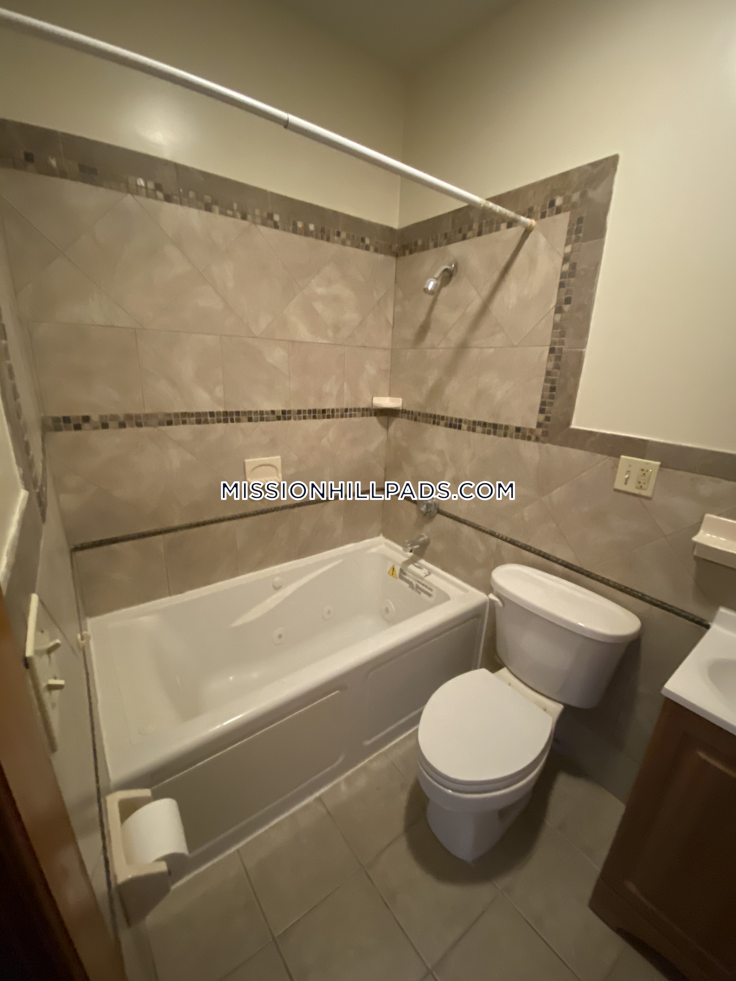 3 bed, 2 bath apartment for rent at 10 Westminster Ave Unit 3, Roxbury — photo 18 of 33