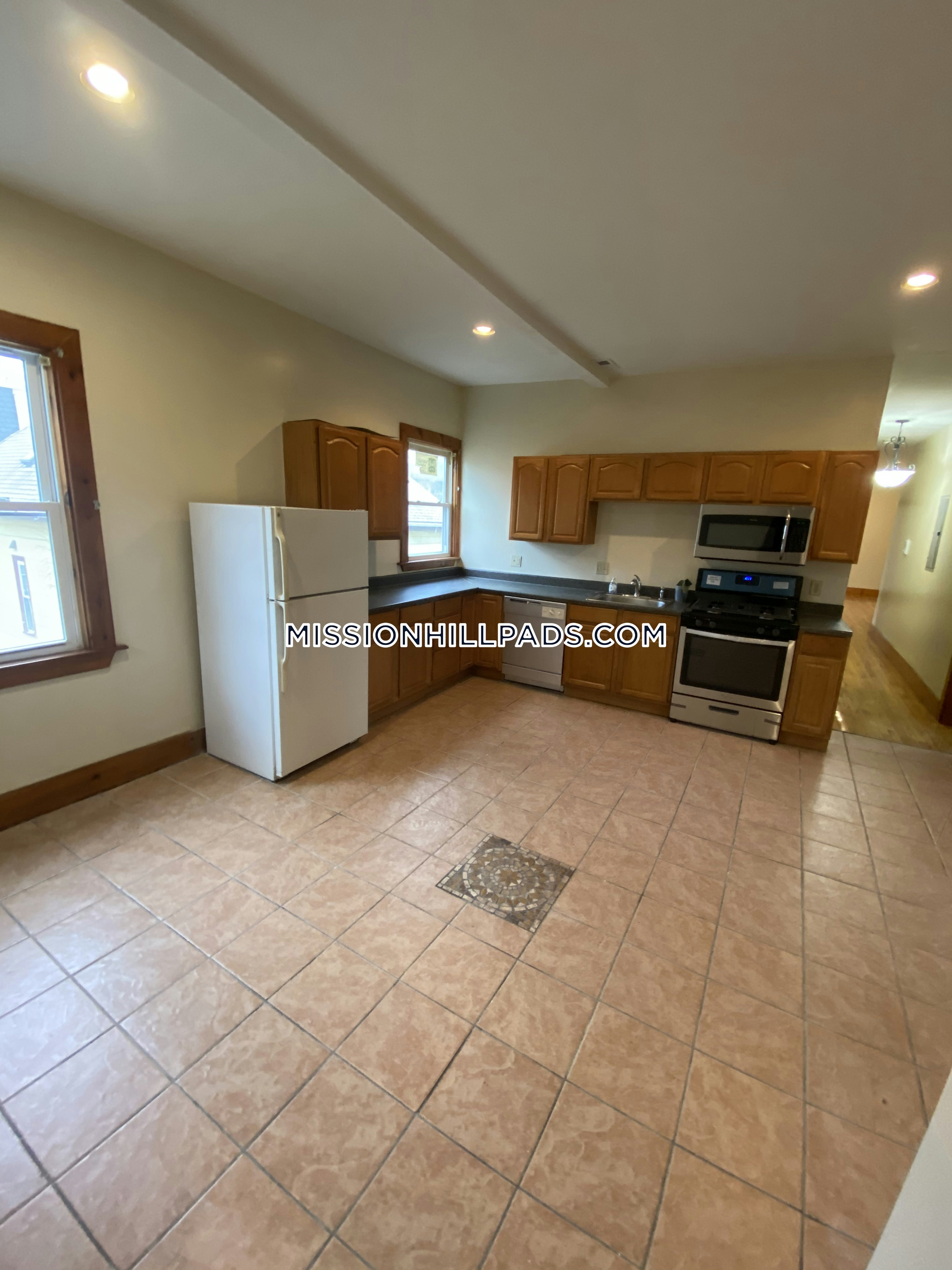3 bed, 2 bath apartment for rent at 10 Westminster Ave Unit 3, Roxbury — photo 22 of 33