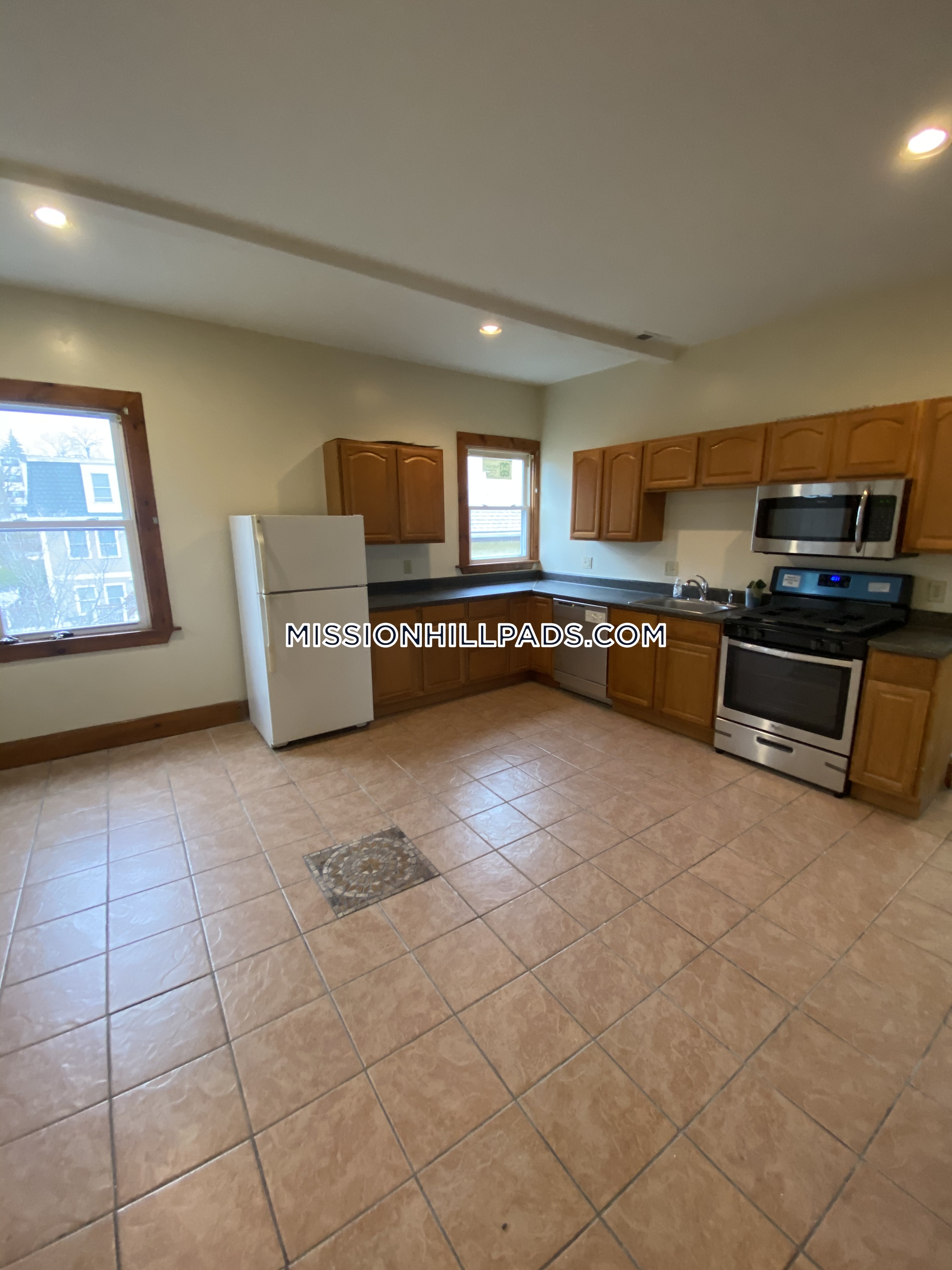 3 bed, 2 bath apartment for rent at 10 Westminster Ave Unit 3, Roxbury — photo 24 of 33