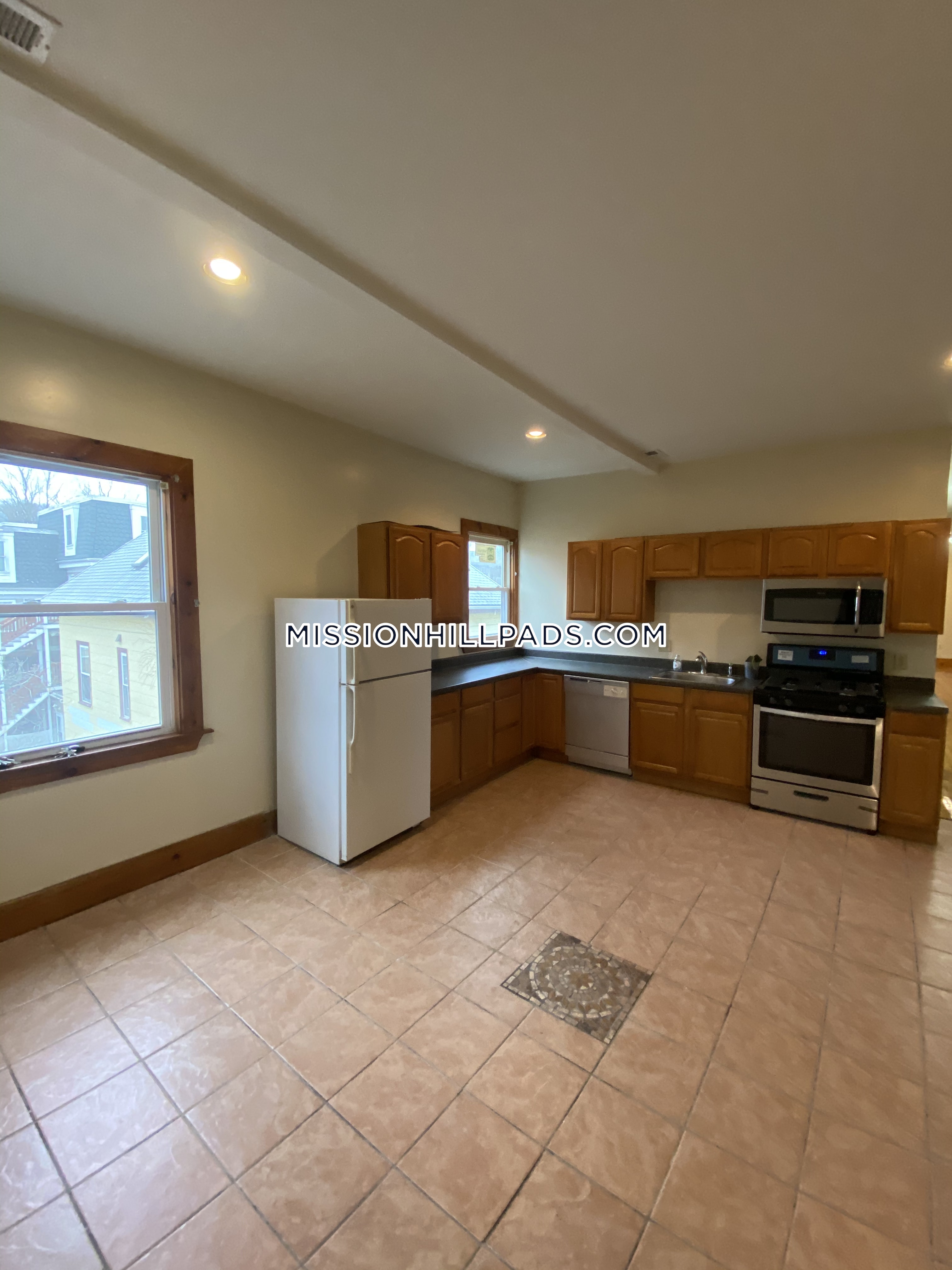 3 bed, 2 bath apartment for rent at 10 Westminster Ave Unit 3, Roxbury — photo 23 of 33