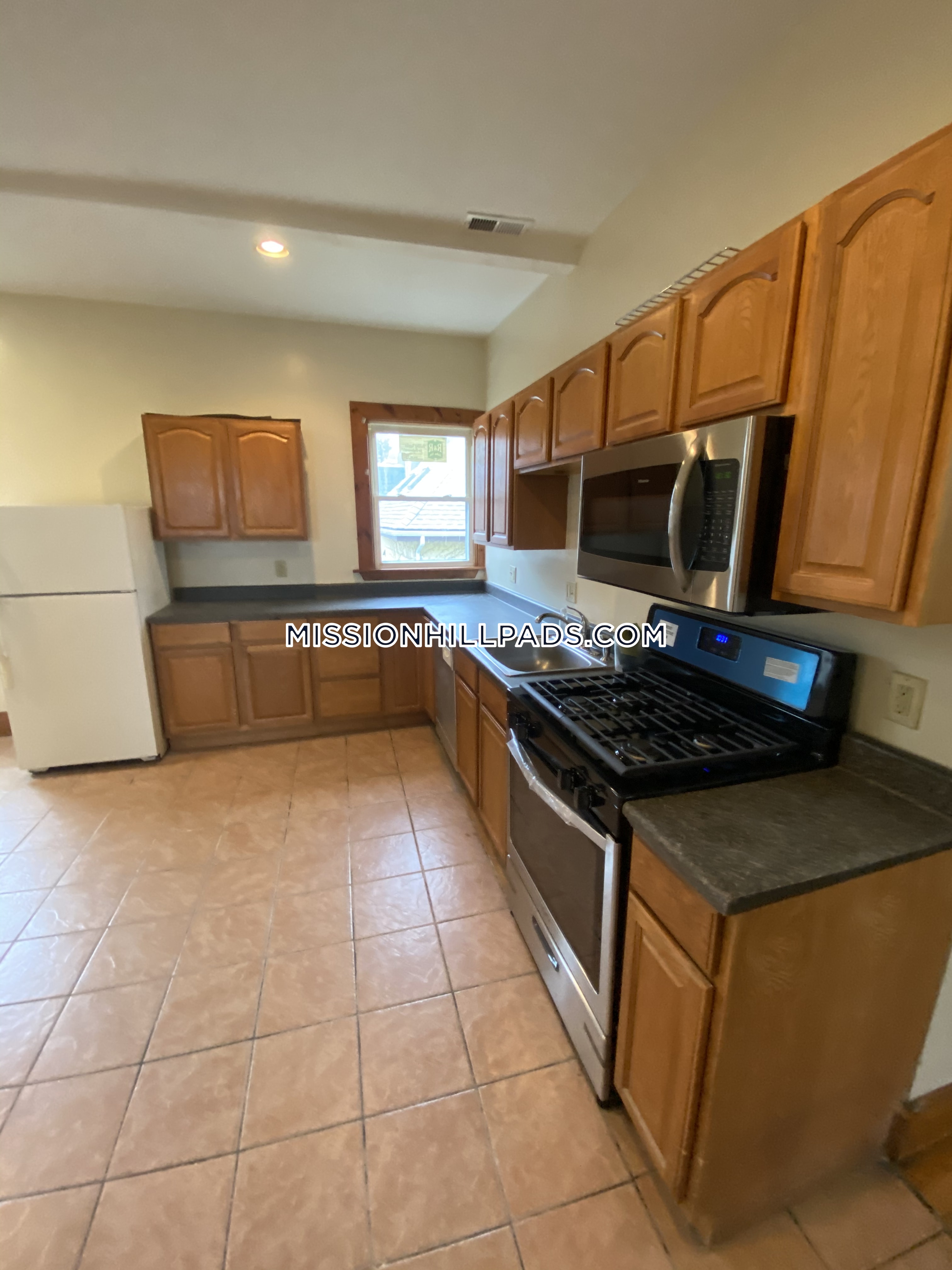 3 bed, 2 bath apartment for rent at 10 Westminster Ave Unit 3, Roxbury — photo 25 of 33