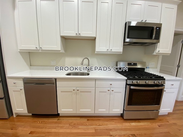 4 bed, 4+ bath apartment for rent at 12 Harris St Unit 1, Coolidge Corner — photo 4 of 41