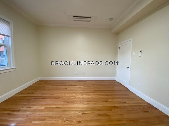 4 bed, 4+ bath apartment for rent at 12 Harris St Unit 1, Coolidge Corner — photo 17 of 41