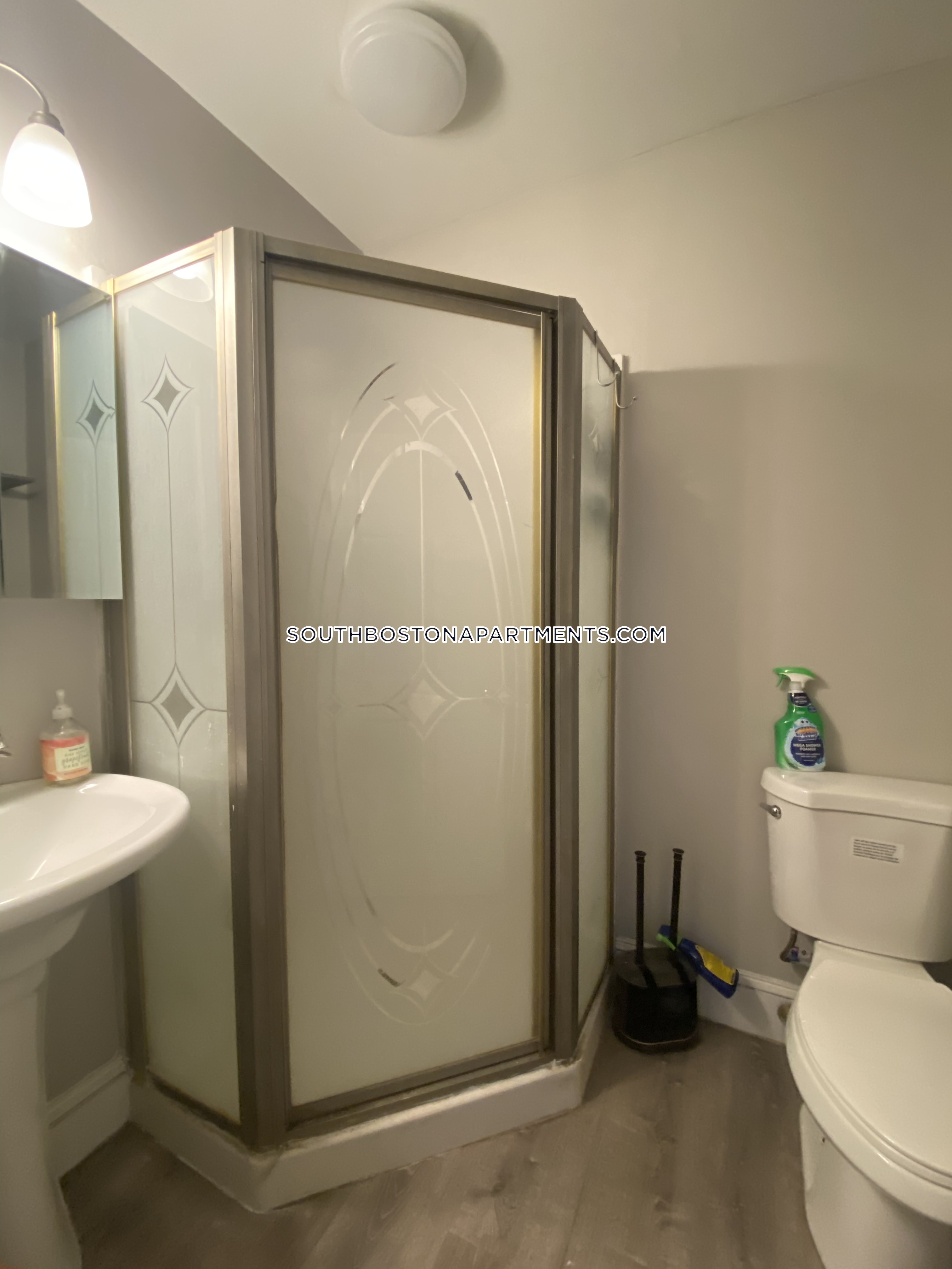 3 bed, 1 bath apartment for rent at 895 East Broadway Unit 2, South Boston — photo 24 of 27