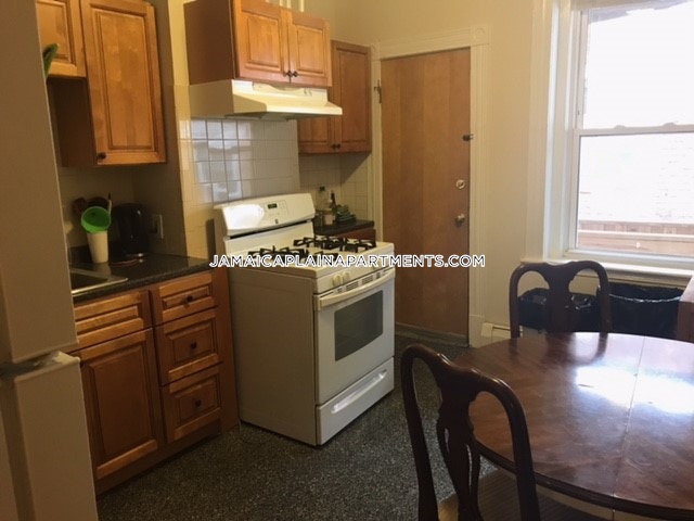 4 bed, 1 bath apartment for rent at 128 Day St Unit 3, Jamaica Plain — photo 1 of 7