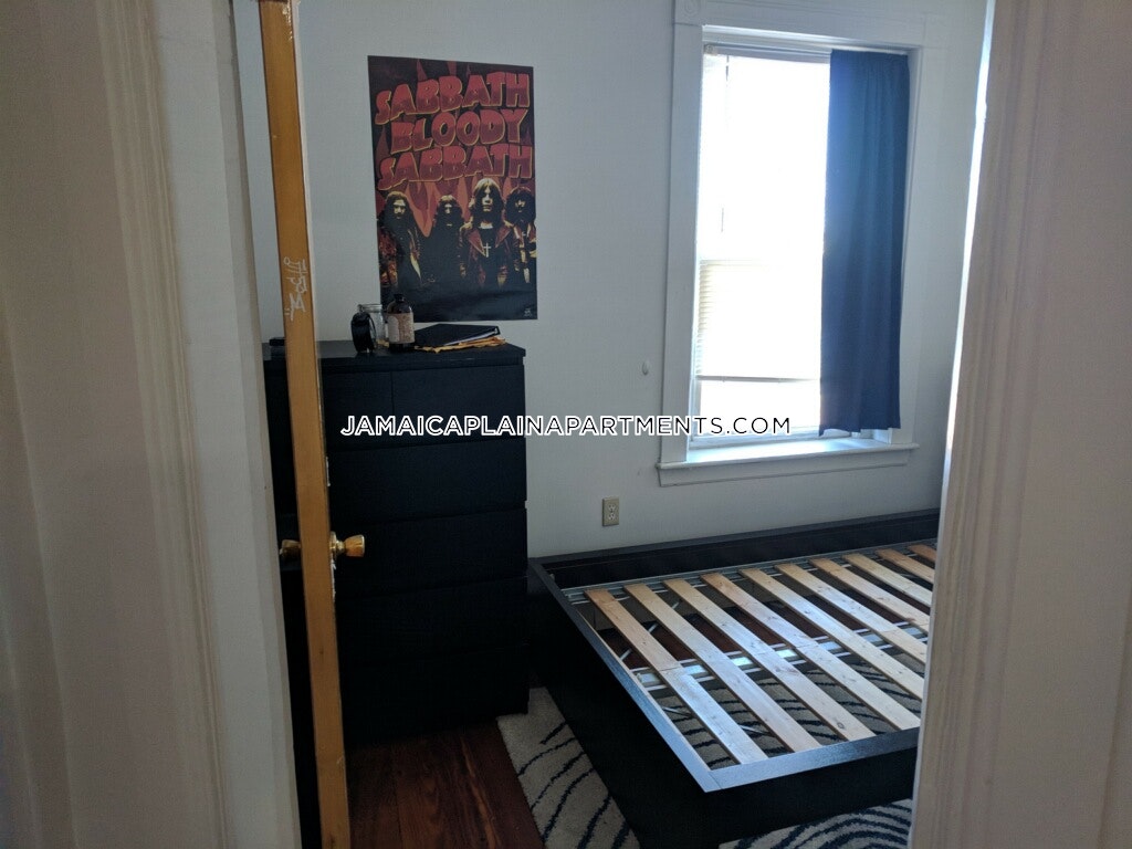 4 bed, 1 bath apartment for rent at 128 Day St Unit 3, Jamaica Plain — photo 4 of 7