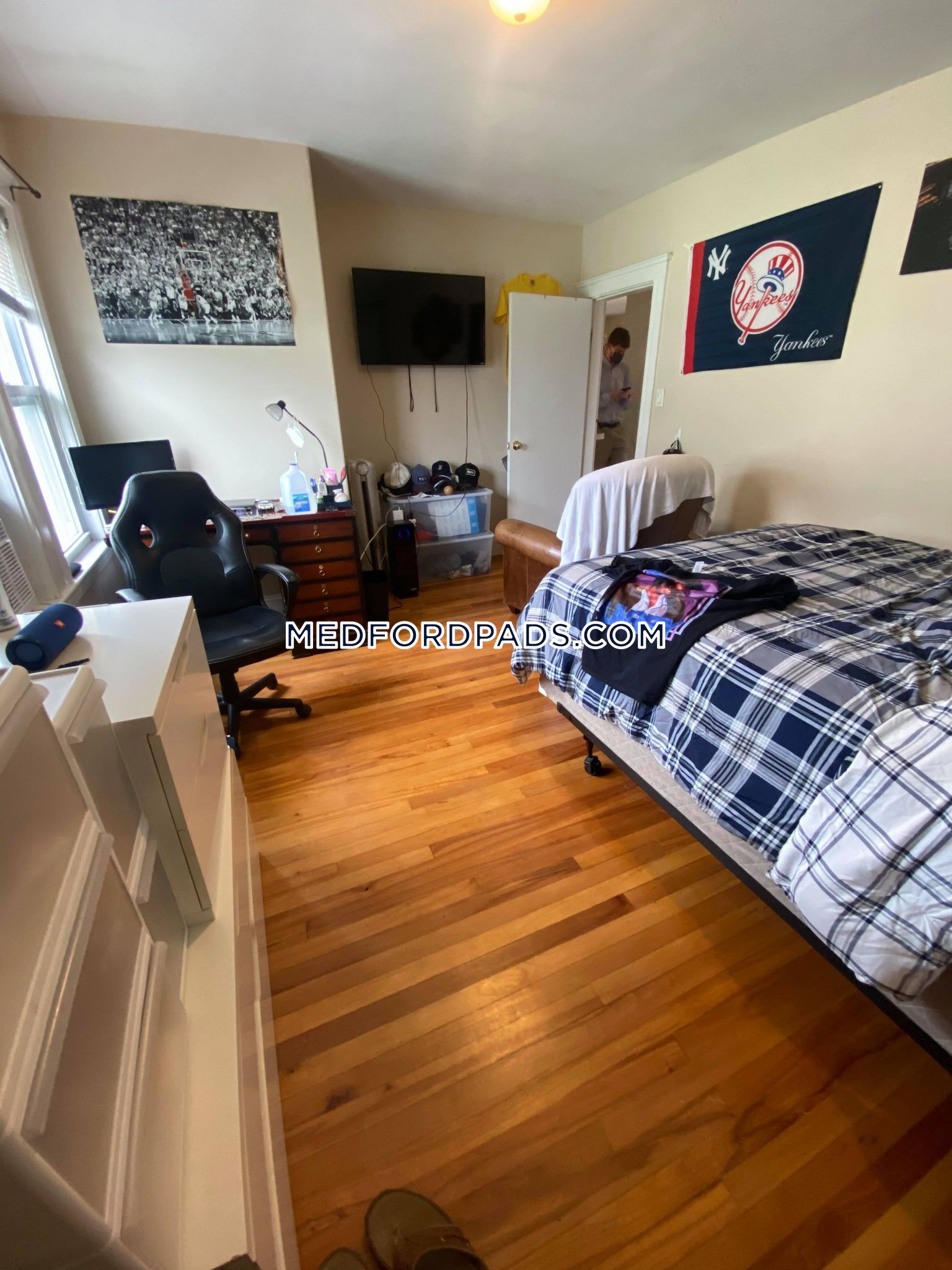 4 bed, 1 bath apartment for rent at 89 Hillsdale Rd Unit 2, Medford — photo 11 of 14