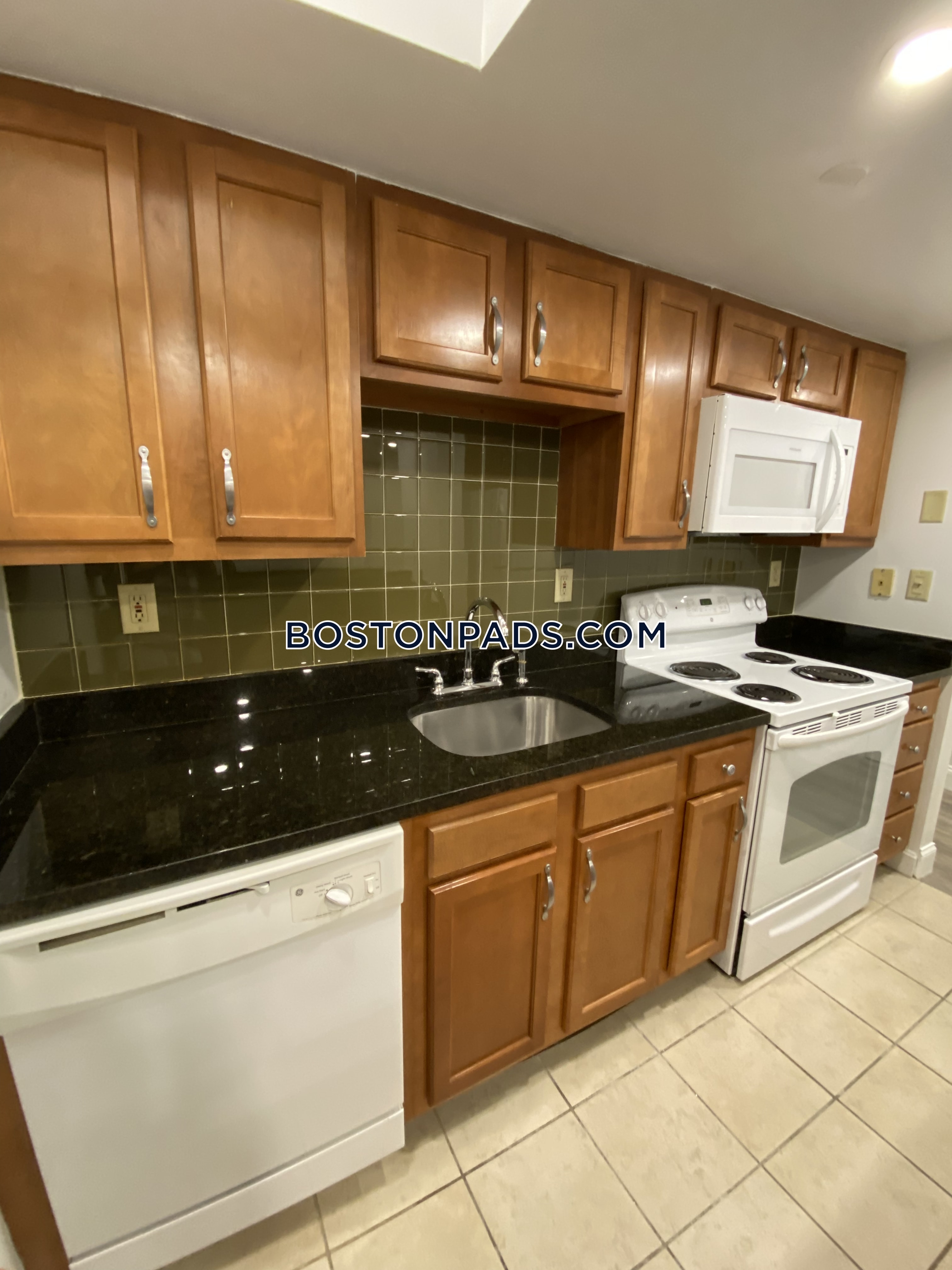 1 bed, 1 bath apartment for rent at 104 Queensberry St Unit Bb, Fenway — photo 5 of 13