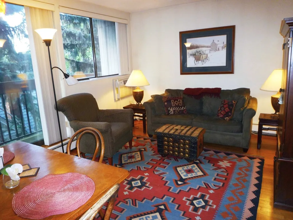 1643 Cambridge St, Mid-Cambridge