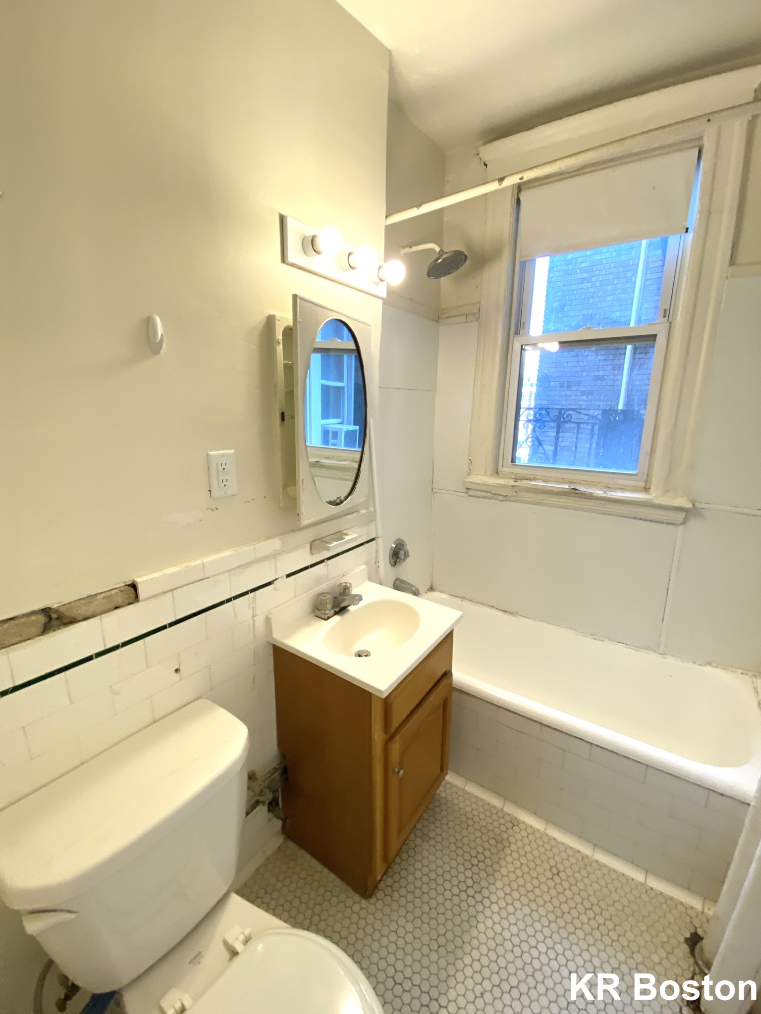 2 bed, 1 bath apartment for rent at 1633 Commonwealth Ave Unit 10, Brighton — photo 2 of 5