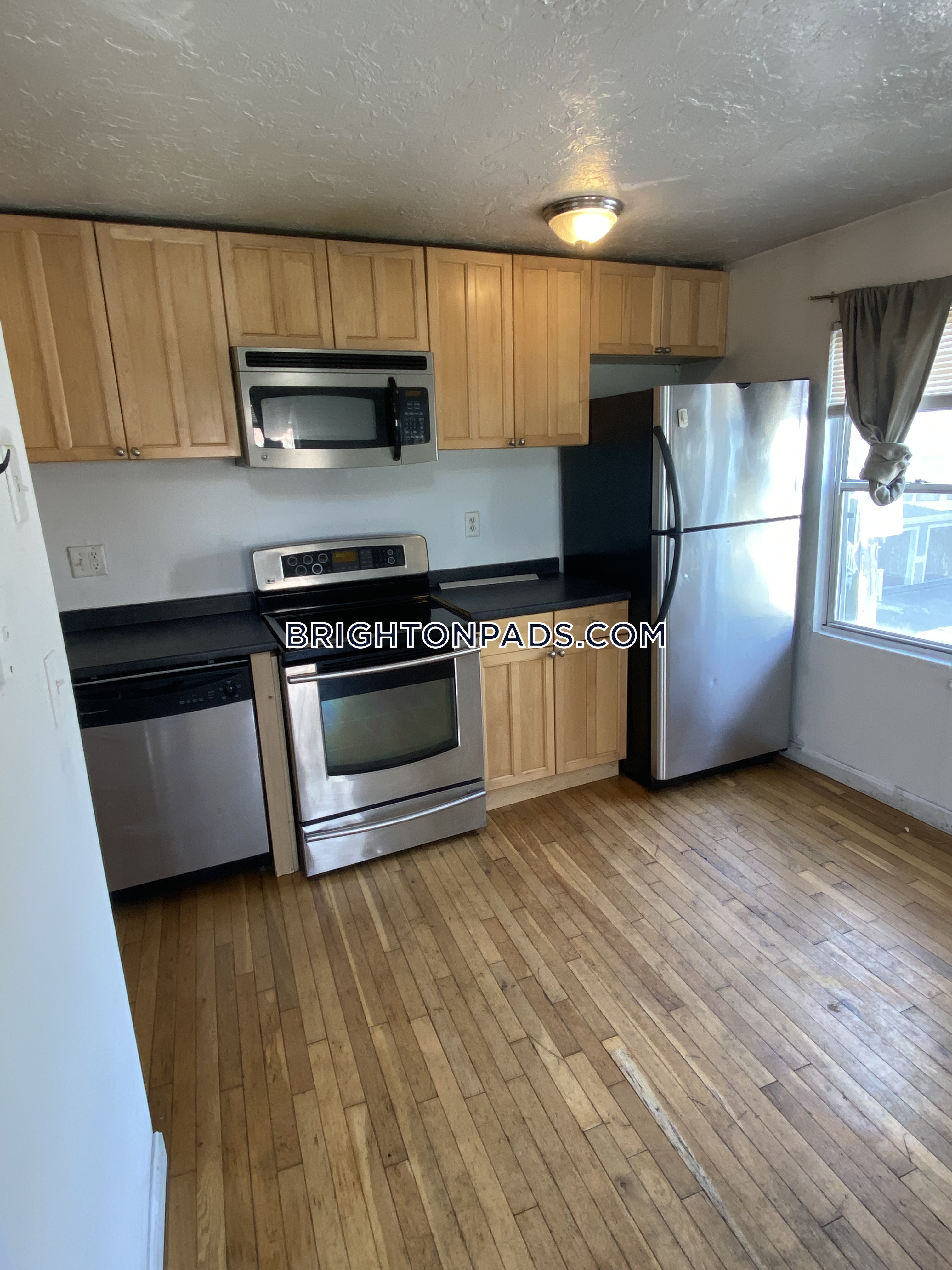 4 bed, 1 bath apartment for rent at 6 Shepard St, Brighton — photo 5 of 6