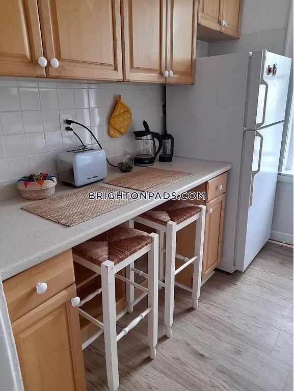 2 bed, 1 bath apartment for rent at 316 Summit Ave Unit 6, Brighton — photo 2 of 8