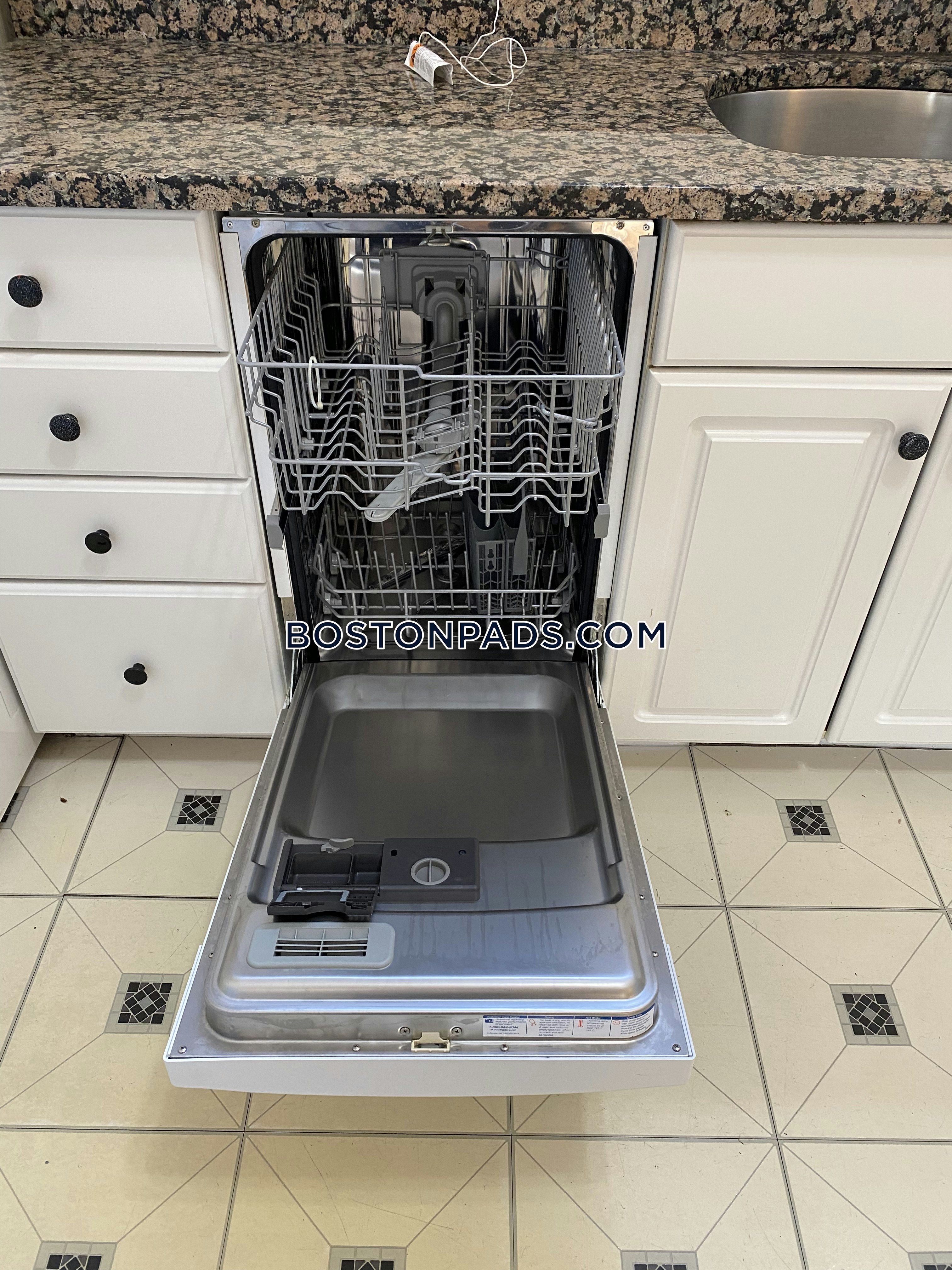 3 bed, 1 bath apartment for rent at 49 Symphony Rd Unit 35, Fenway — photo 4 of 22