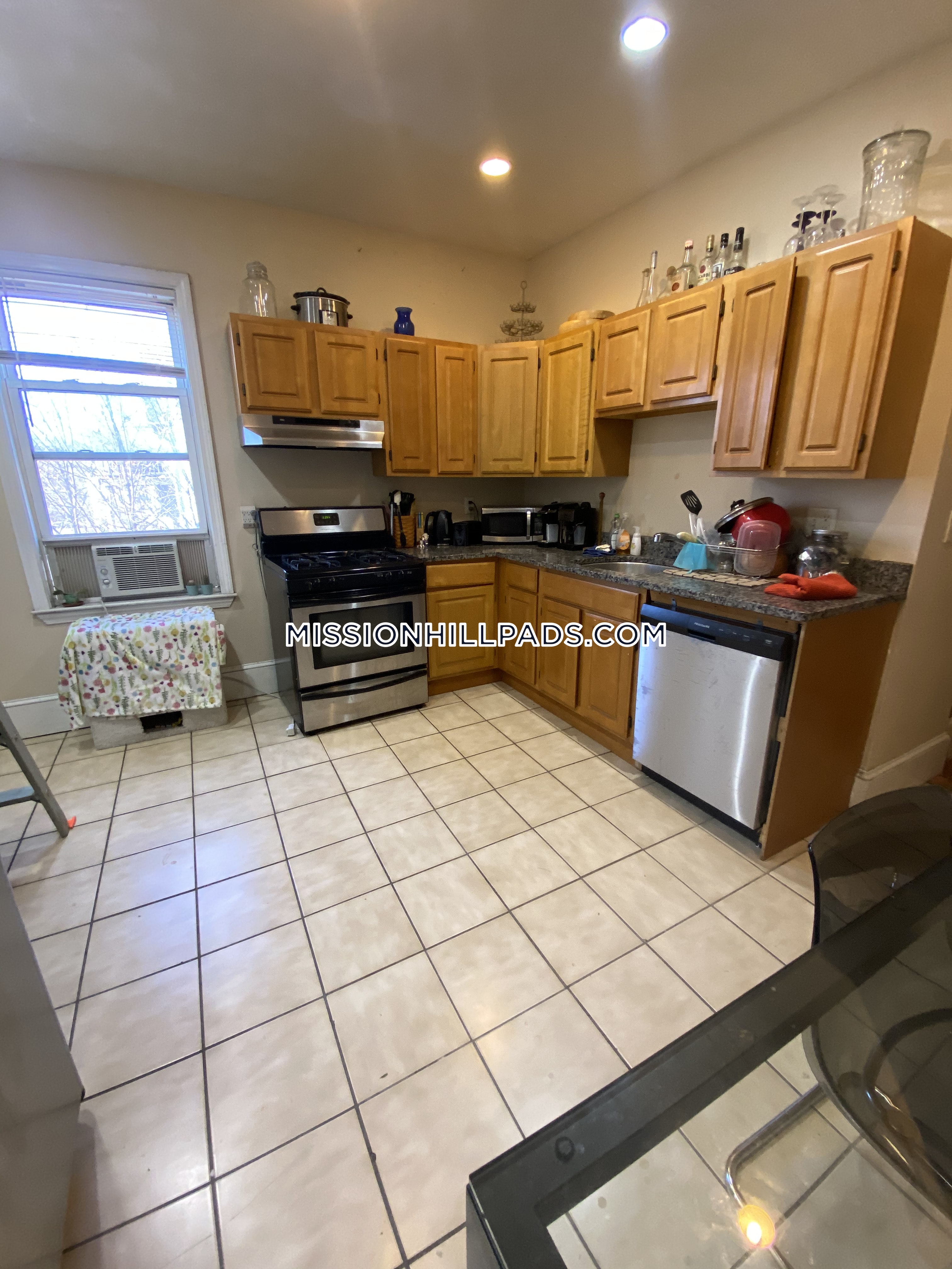 4 bed, 1 bath apartment for rent at 22 Fisher Ave Unit 4, Mission Hill — photo 1 of 15