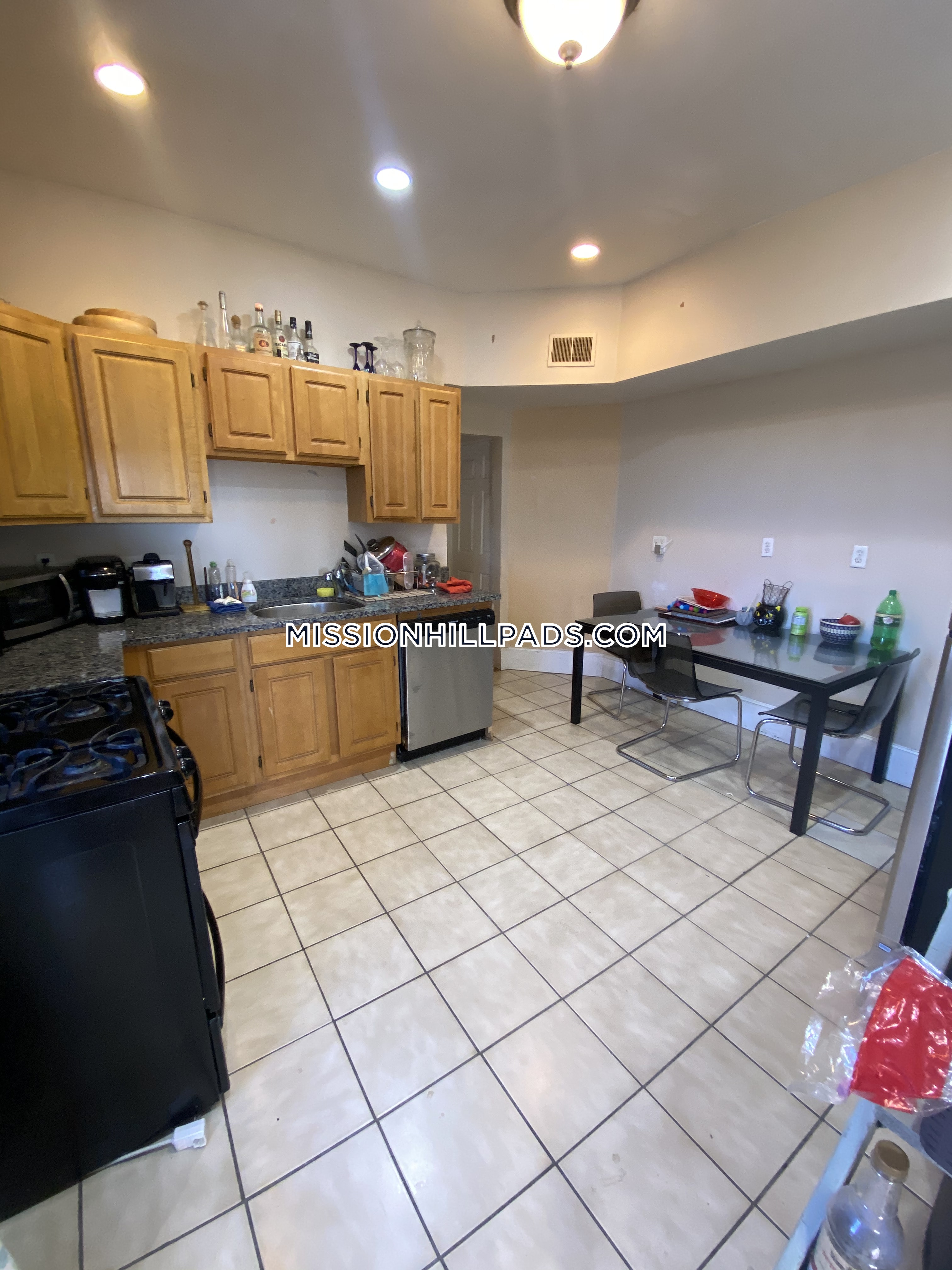 4 bed, 1 bath apartment for rent at 22 Fisher Ave Unit 4, Mission Hill — photo 3 of 15