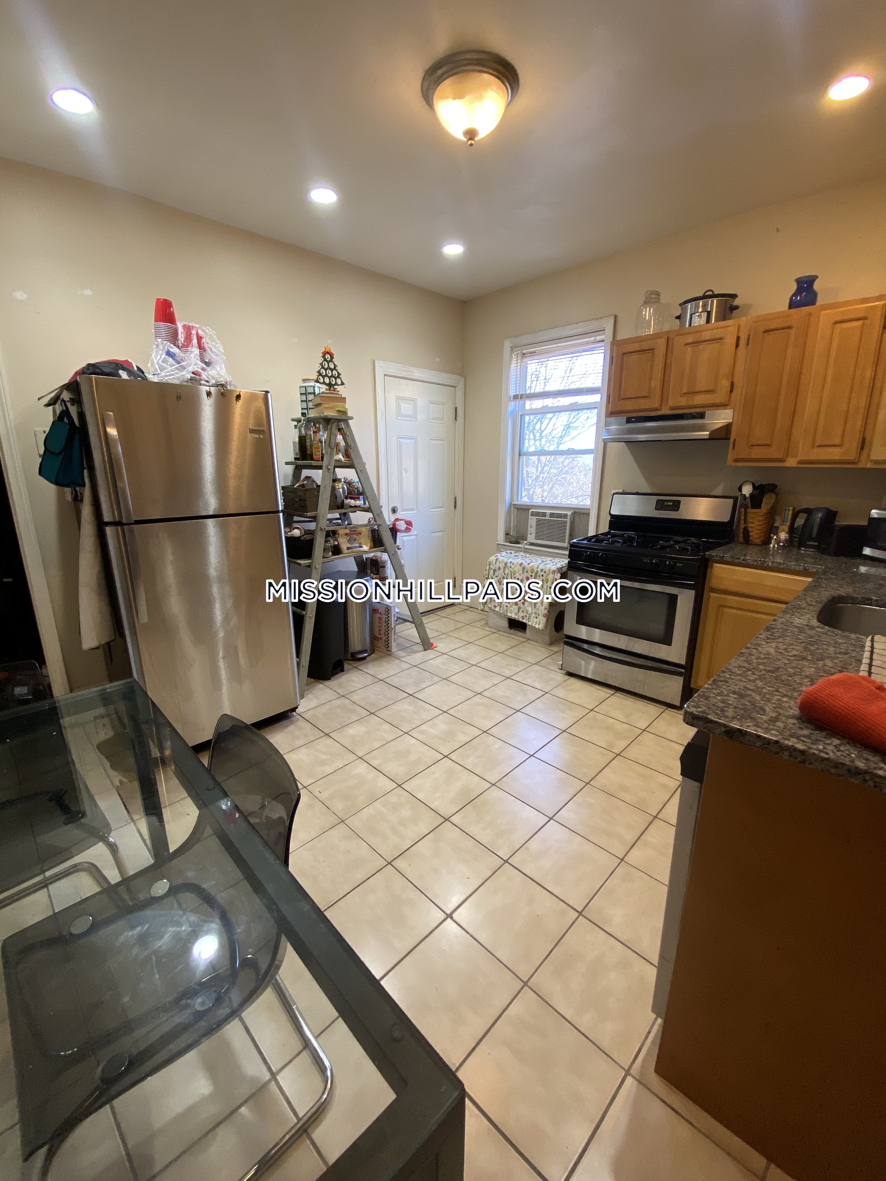 4 bed, 1 bath apartment for rent at 22 Fisher Ave Unit 4, Mission Hill — photo 4 of 15