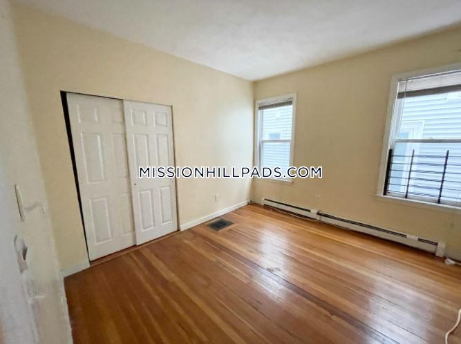 3 bed, 1.5 bath apartment for rent at 7 Iroquois St Unit 1A, Mission Hill — photo 3 of 7