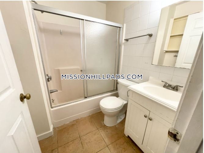 3 bed, 1.5 bath apartment for rent at 7 Iroquois St Unit 1A, Mission Hill — photo 6 of 7