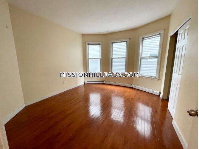 3 bed, 1.5 bath apartment for rent at 7 Iroquois St Unit 1A, Mission Hill — photo 2 of 7
